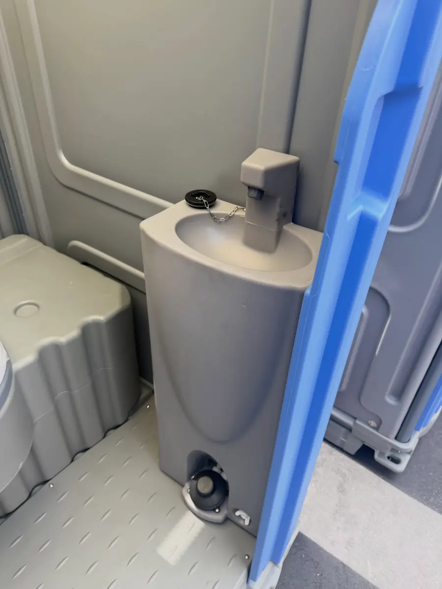Foot-pump sink inside a deluxe unit
